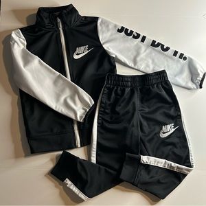 Kid’s Nike 2 Piece Track Suit Size XS 3-4YRS